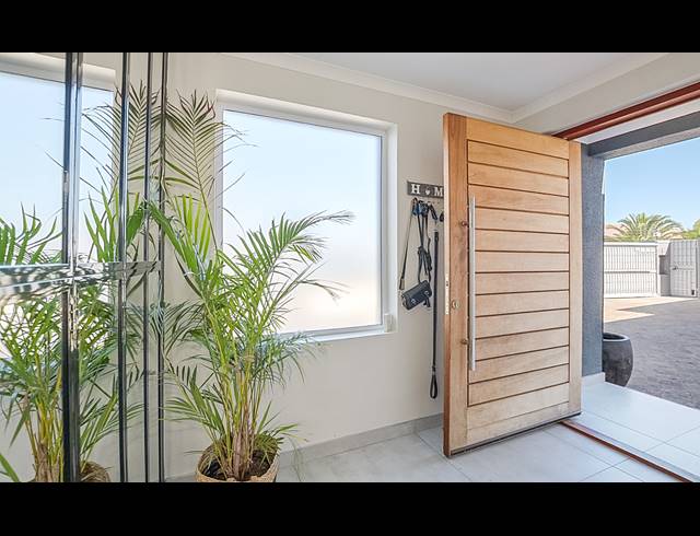 5 BEDROOM FREESTANDING FOR SALE IN BLOUBERG RISE
